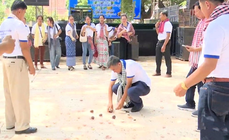 Angkunh Tossing Game ល្បែងបោះអង្គញ់